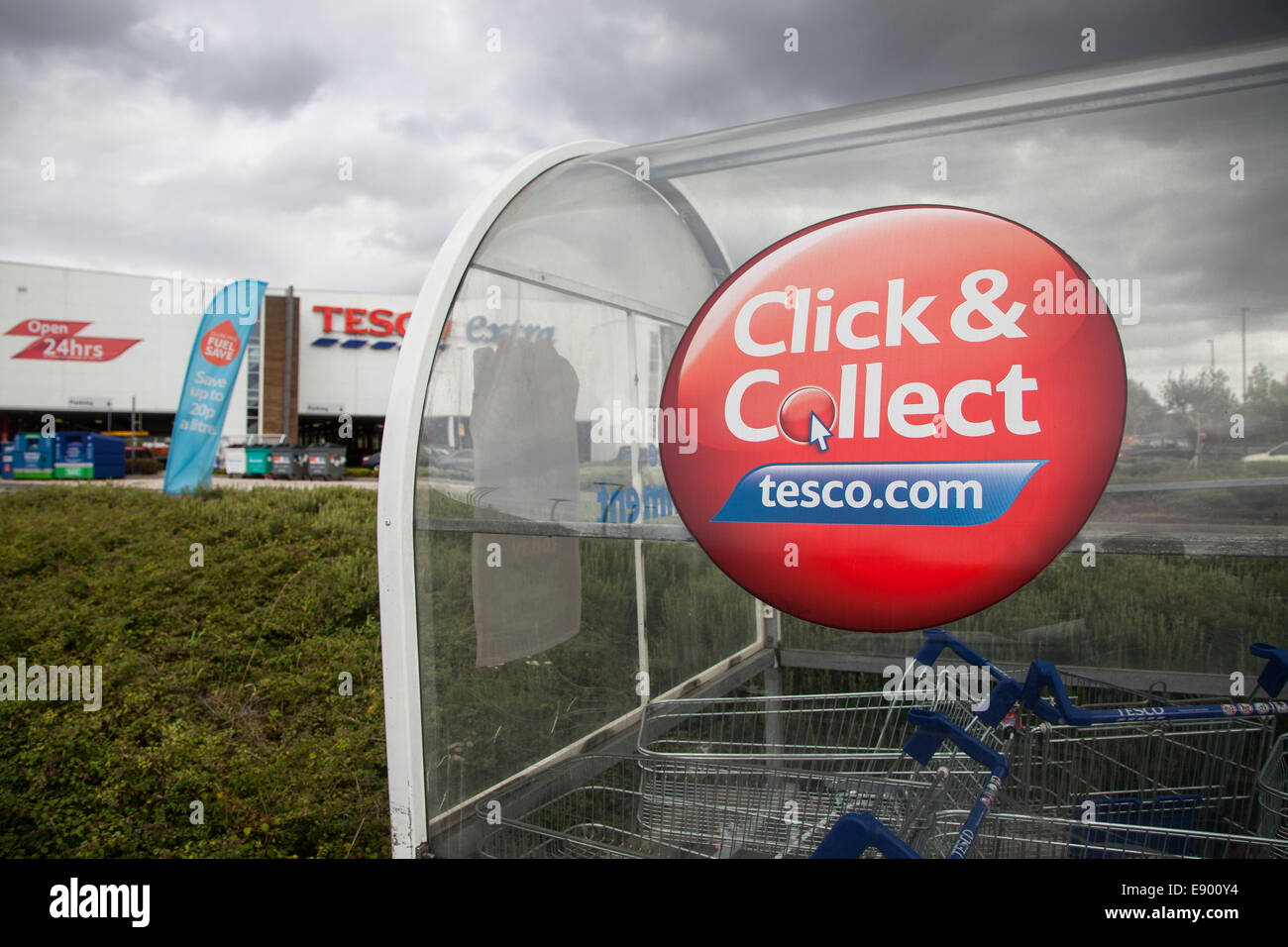 Cliquez sur collecter et publicité à Tesco store dans les temps orageux Banque D'Images