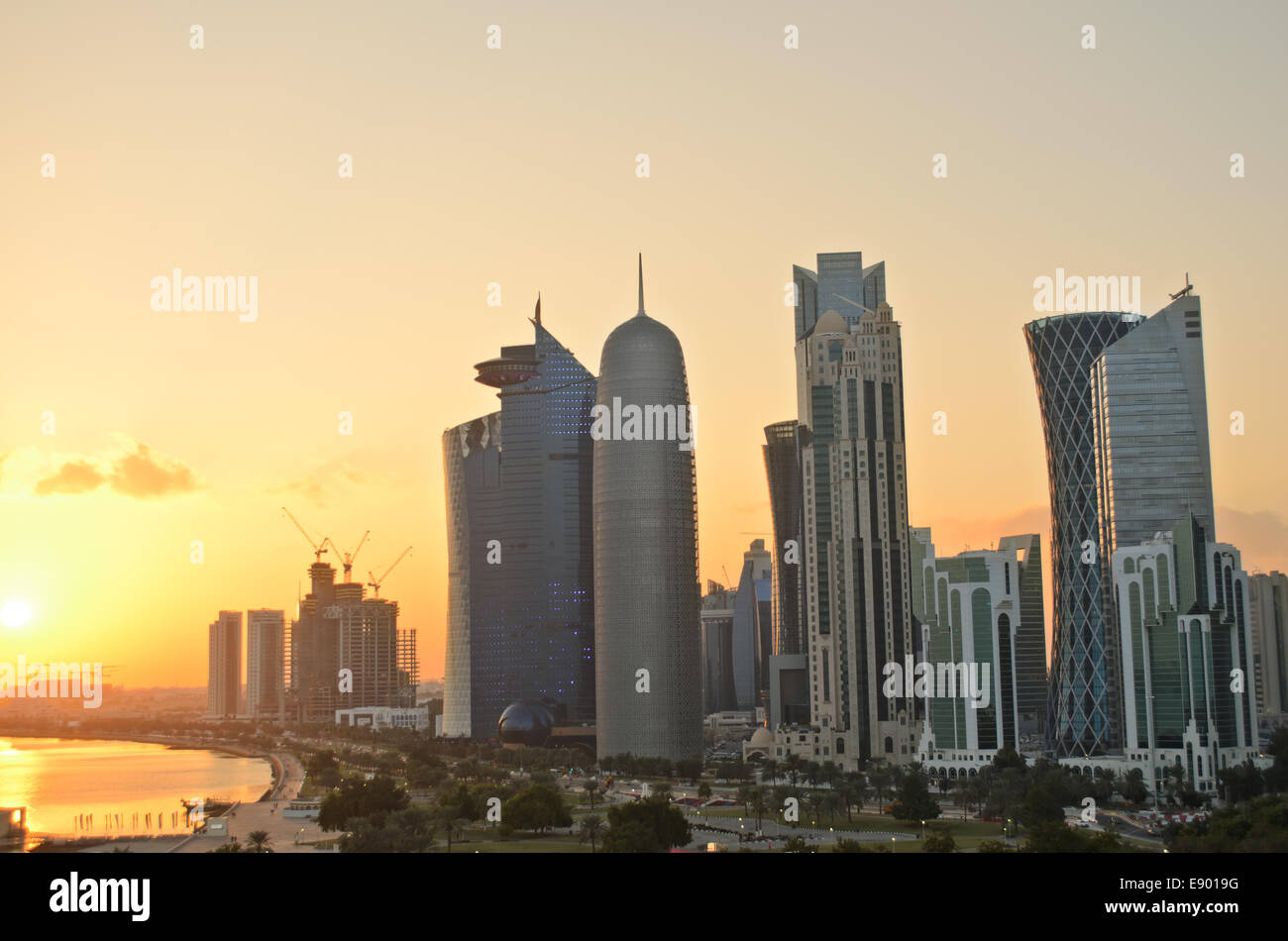 Les gratte-ciel dans l'horizon du centre commercial de Doha, capitale du Qatar, pays du golfe Arabique au coucher du soleil. Banque D'Images