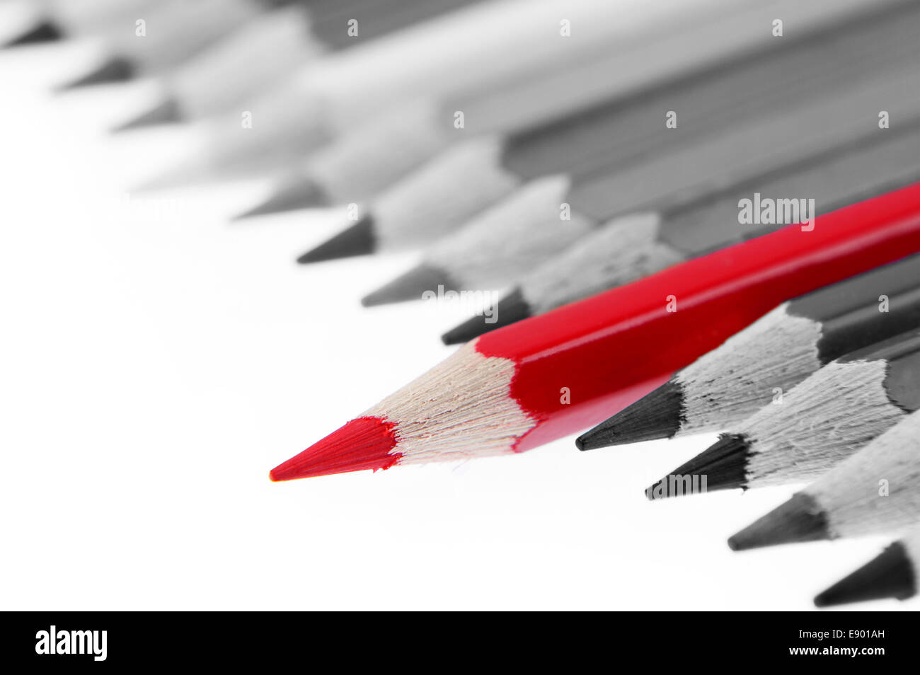 Un crayon rouge se démarquer de d'autres Banque D'Images
