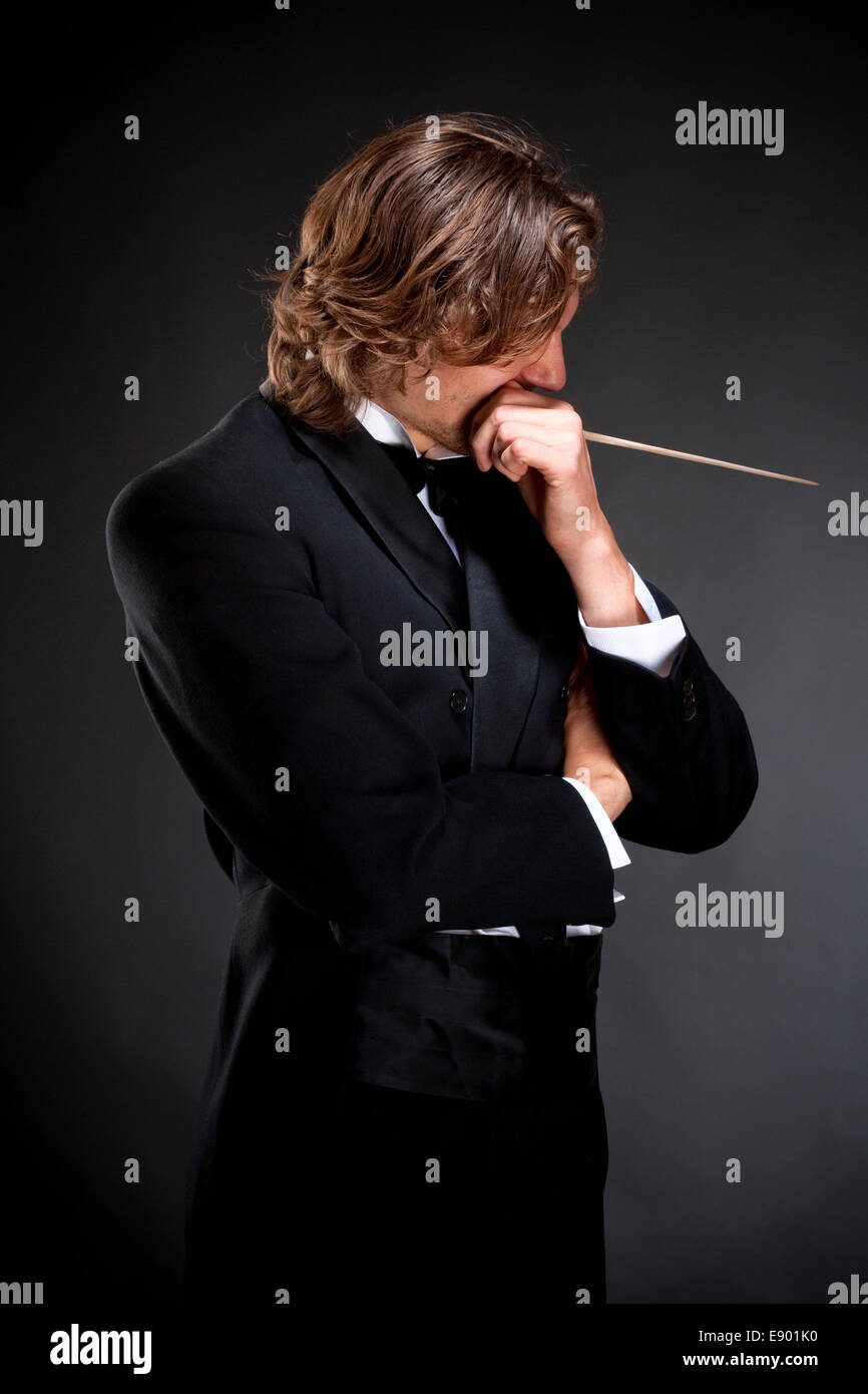 Jeune Chef tenant une pensée Baton Banque D'Images