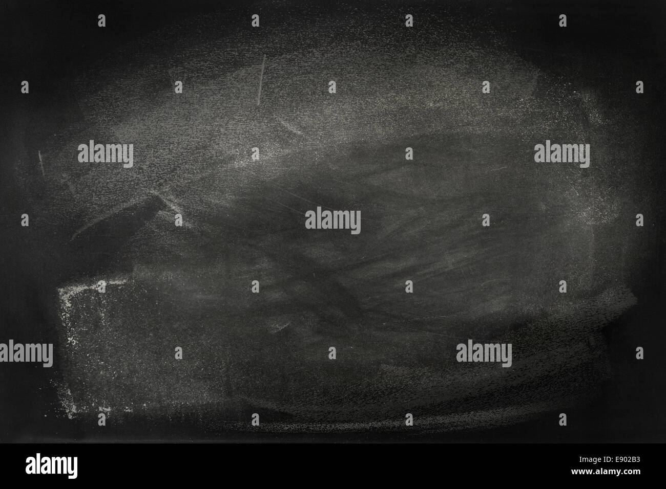 Les marques de craie blanche sur tableau noir Banque D'Images