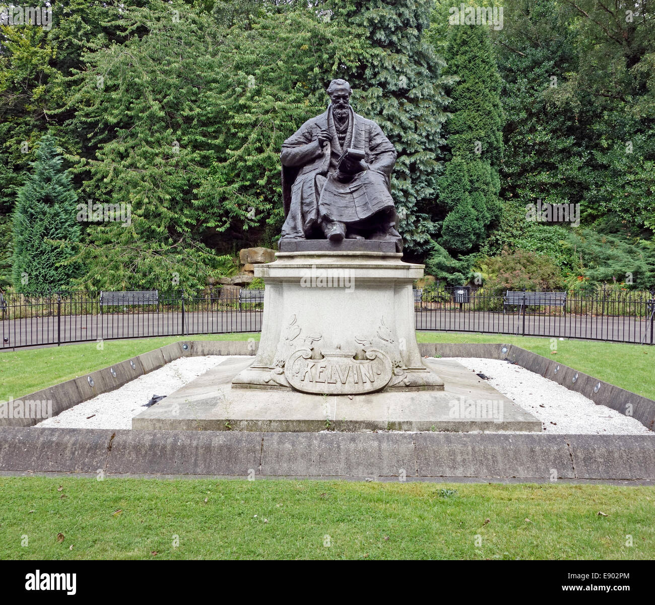 Monument du Lord Kelvin Park Lorne en dessous du bâtiment principal de l'Université de Glasgow à Glasgow en Écosse Banque D'Images