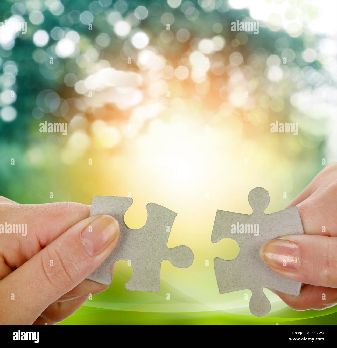 Doigts tenant deux pièces du puzzle Banque D'Images