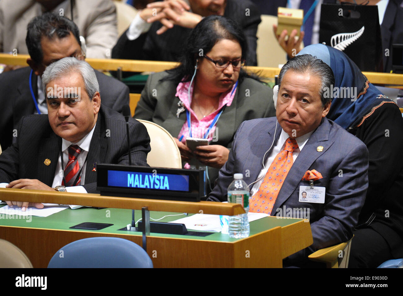 New York, siège des Nations Unies à New York. 16 Oct, 2014. Le ministre des Affaires étrangères malaisien Anifah Aman avant (R) se tourne vers l'avenir lors de l'élection de nouveaux membres au Conseil de sécurité des Nations Unies, au siège des Nations Unies à New York, le 16 octobre 2014. L'Angola, la Malaisie, la Nouvelle-Zélande, le Venezuela et l'Espagne jeudi ont été élus par l'Assemblée générale des Nations Unies pour un mandat de deux ans au Conseil de sécurité de l'ONU à partir du 1er janvier 2015, remplaçant les membres sortants de l'Argentine, l'Australie, le Luxembourg, la République de Corée et au Rwanda. Credit : Niu Xiaolei/Xinhua/Alamy Live News Banque D'Images