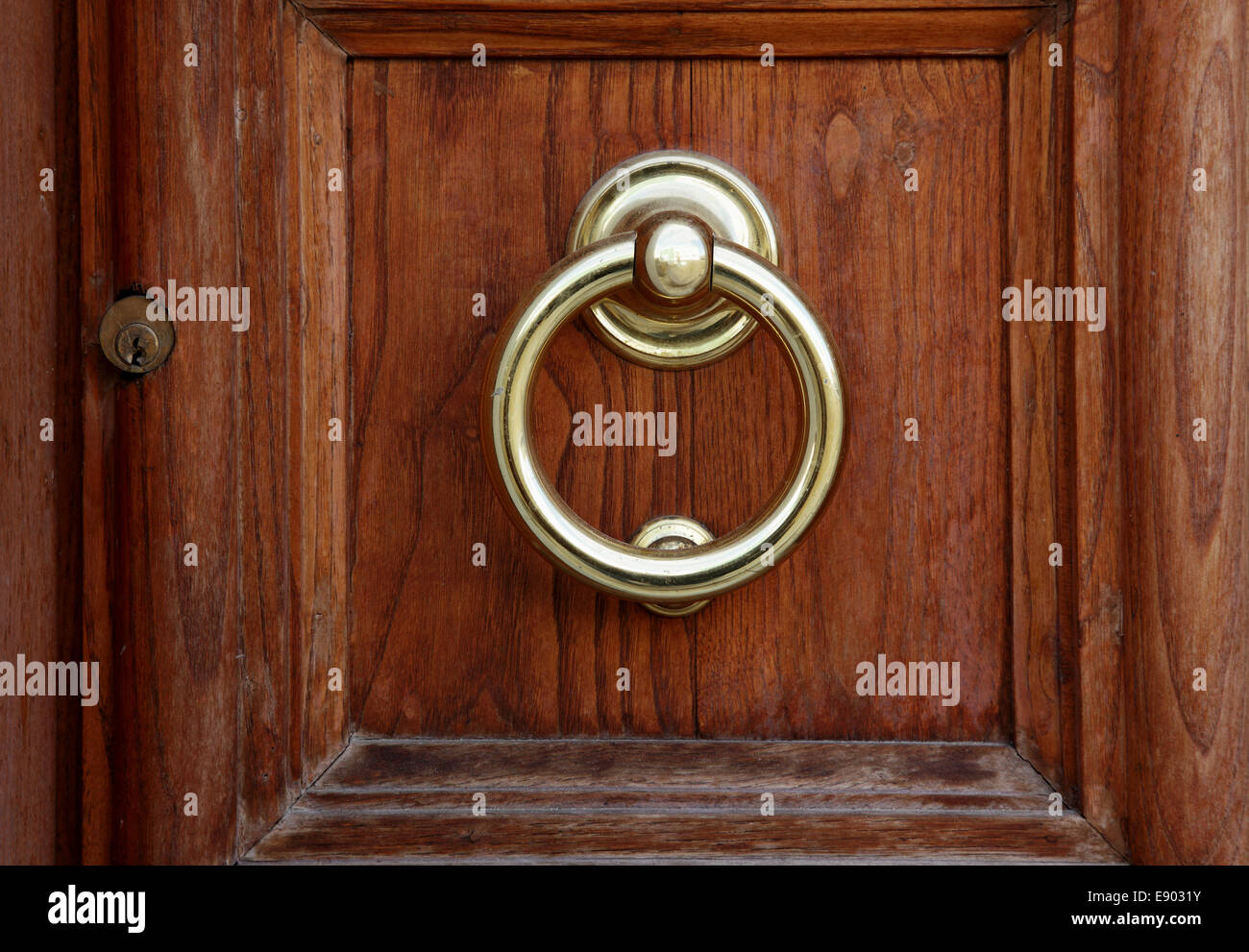 Ancienne poignée ronde en métal sur la porte Photo Stock - Alamy