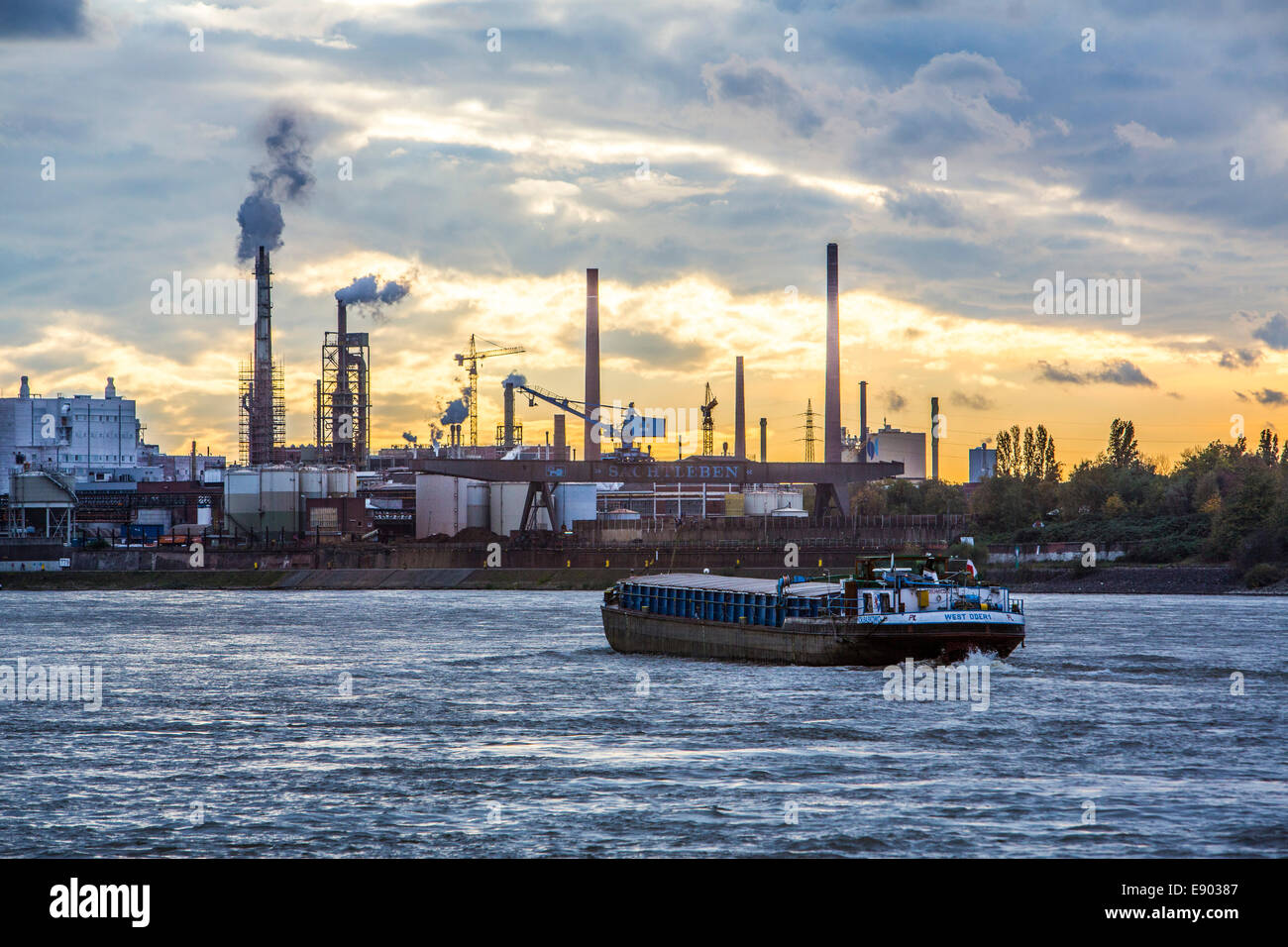 L'usine de produits chimiques industriels, Sachtleben Chemie, Duisburg-Homberg. Fabricant de produits chimiques spécialisés, du Rhin Banque D'Images