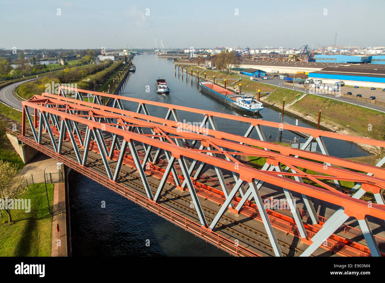 Le plus grand port intérieur, Duisburg Ruhrort, d'un cargo s'exécute dans la serrure, Meidrich Banque D'Images