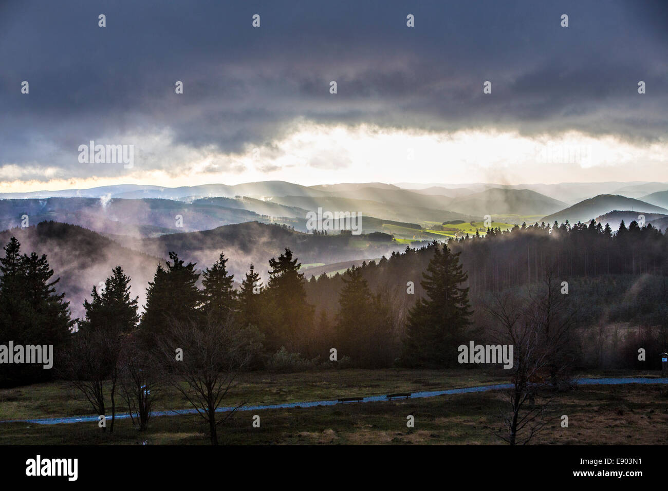 Sauerland, Central Mountain au nord de l'Allemagne de l'ouest, tôt le matin du brouillard en automne. Tempête, stormy clouds over mountain tops Banque D'Images