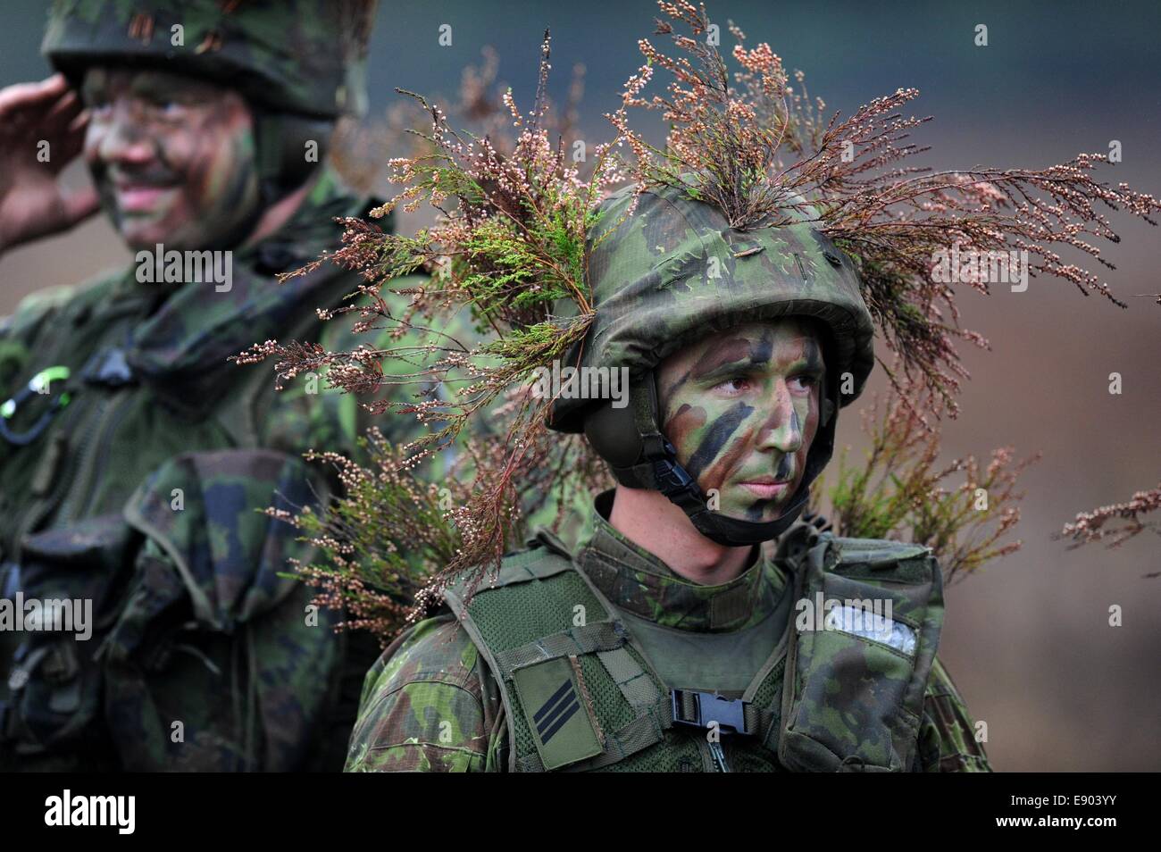 Vilnius, Lituanie. 16 Oct, 2014. Les soldats lituaniens assister à la '2014' meida journée de formation à Pabrade, la Lituanie, le 16 octobre 2014. La Lituanie a commencé deux semaines de l'exercice anti-char 'Hunter' à partir de 2014 le 6 octobre, rassemblant plus de 200 personnels militaires des États-Unis et de la Lituanie. Alfredas Crédit : Pliadis/Xinhua/Alamy Live News Banque D'Images