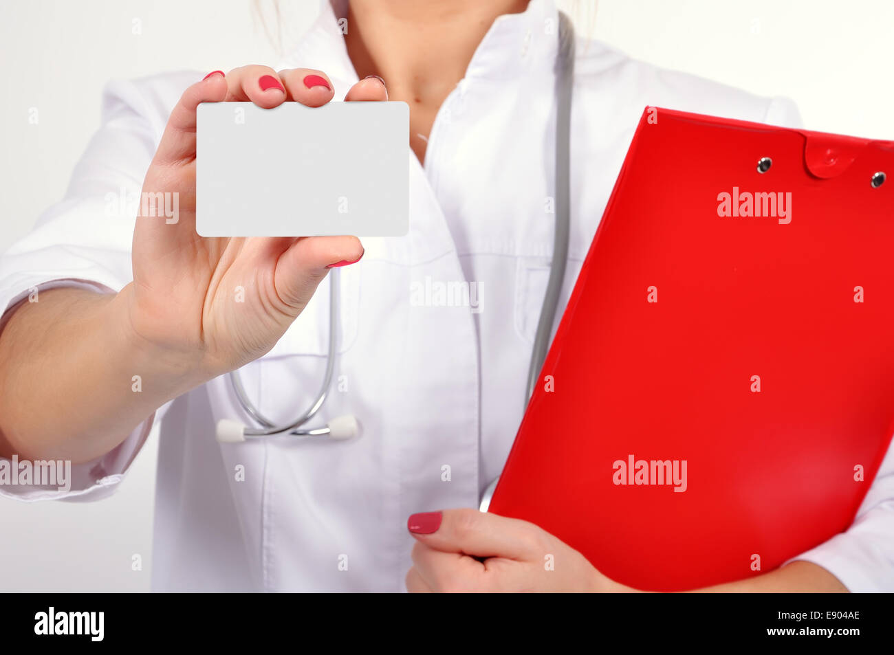 Doctor holding blank business card et du presse-papiers Banque D'Images
