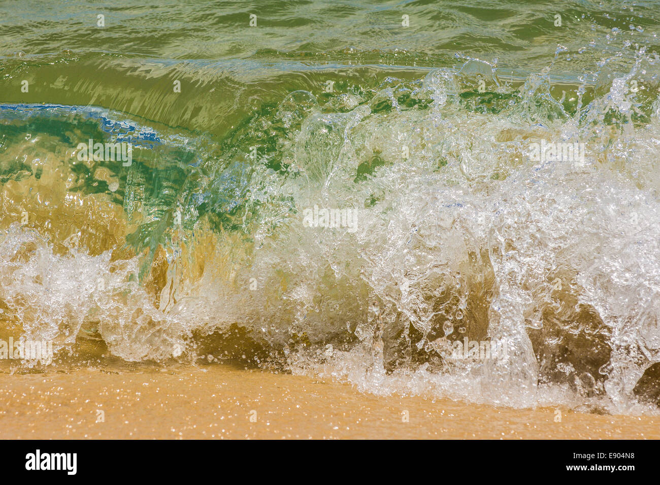 Vague se brisant sur la plage, de l'île Moreton, Tangalooma, Queensland, Australie Banque D'Images
