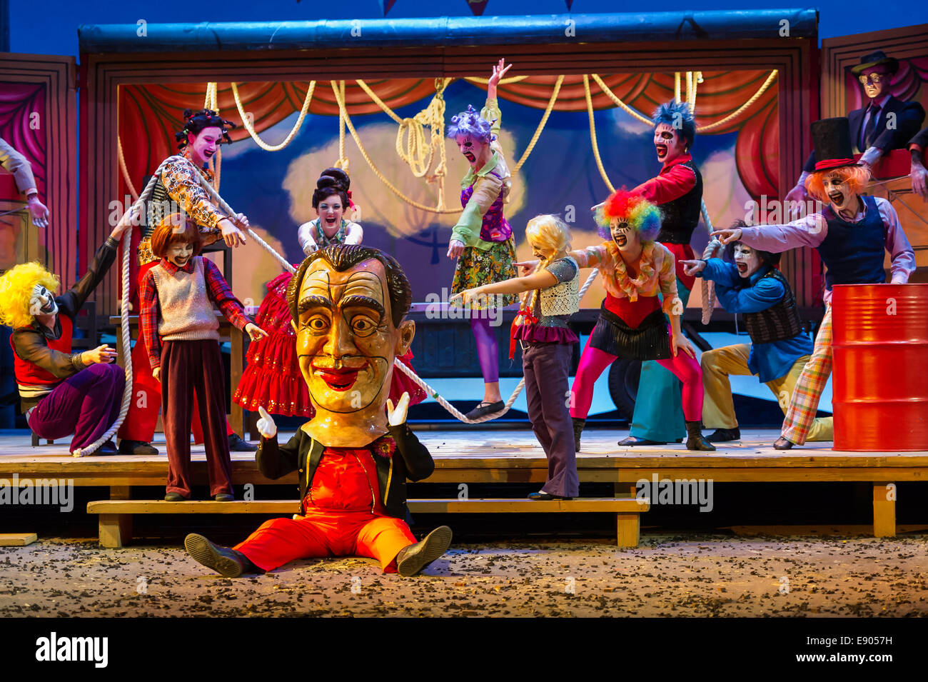 Leeds, UK. 16 Oct, 2014. La scène du nord de l'opéra "La Fiancée vendue" de Smetana à la Leeds Grand Theatre. Crédit : Jeremy Abrahams / Alamy Live News Banque D'Images