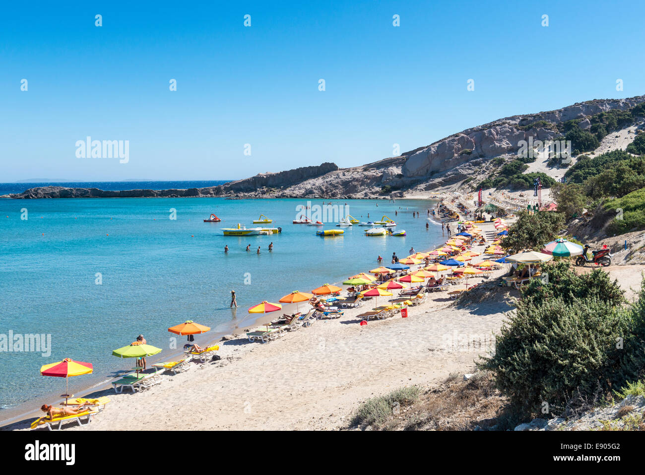 Des parasols au Paradise Beach à Kefalos Bay, Kefalos, Kos, Grèce Banque D'Images