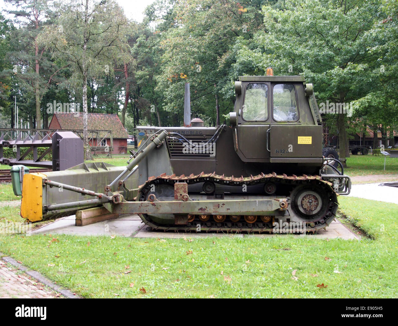 Le Hanomag K12d, un bulldozer modèle 1975, exposé au Geniemuseum de Vught, aux pays-Bas. Ce bulldozer fait partie de la collection du musée, présentant des machines de construction des années 1970 Banque D'Images