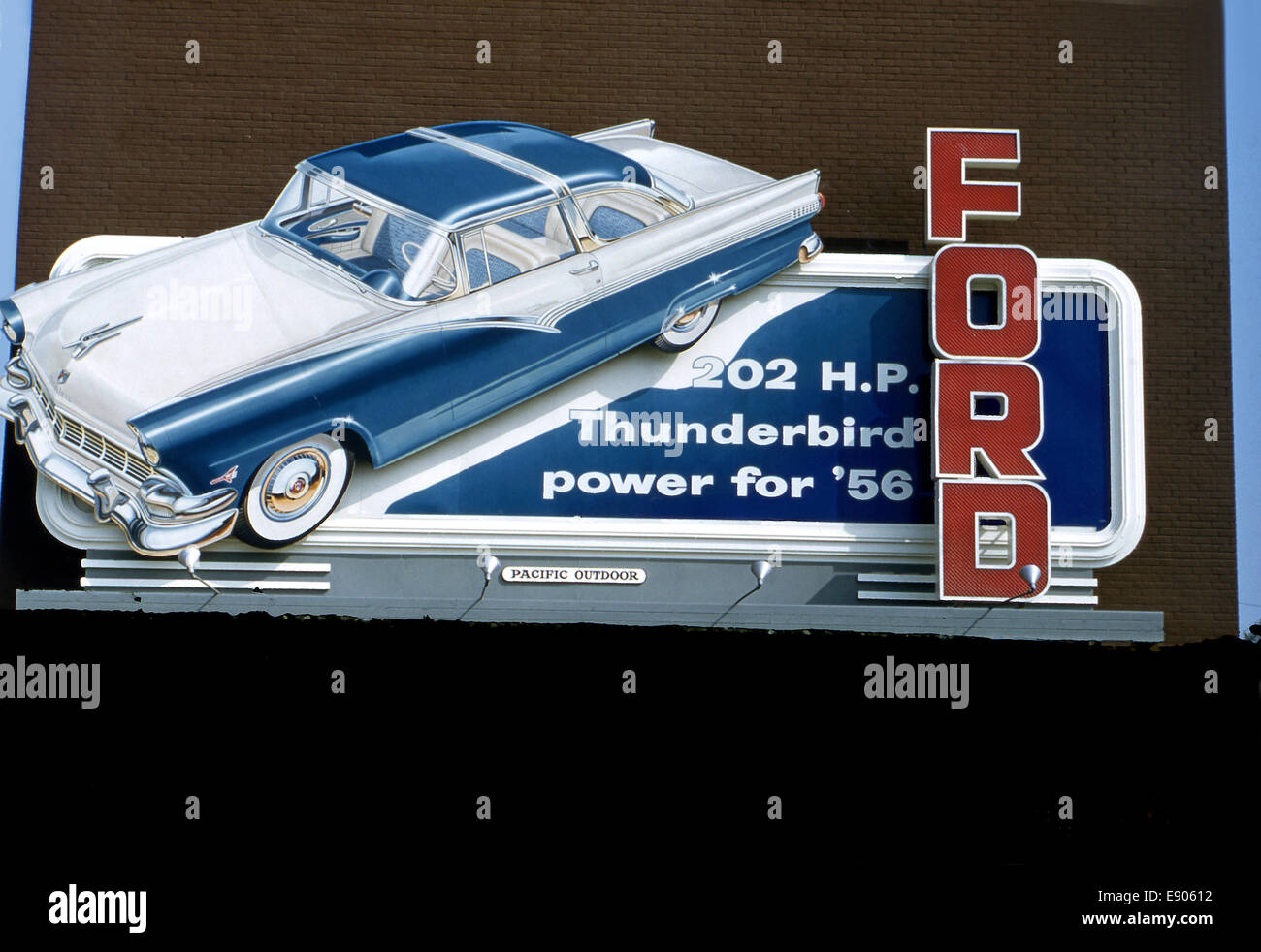 Panneaux publicitaires Ford Thunderbird en 1956 Banque D'Images