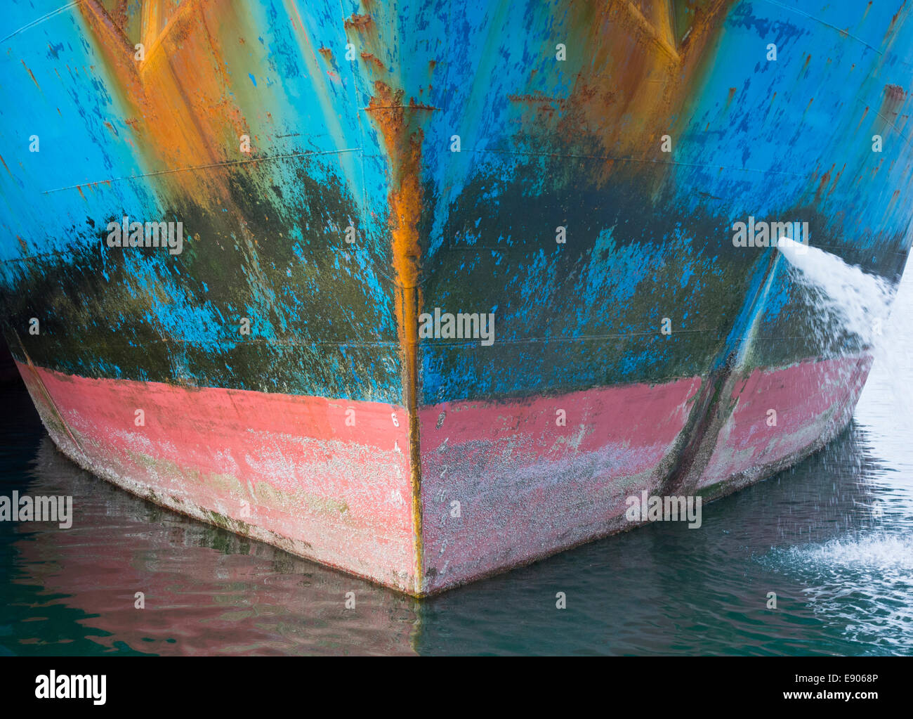 Grand navire de vider l'eau de ballast à port Banque D'Images