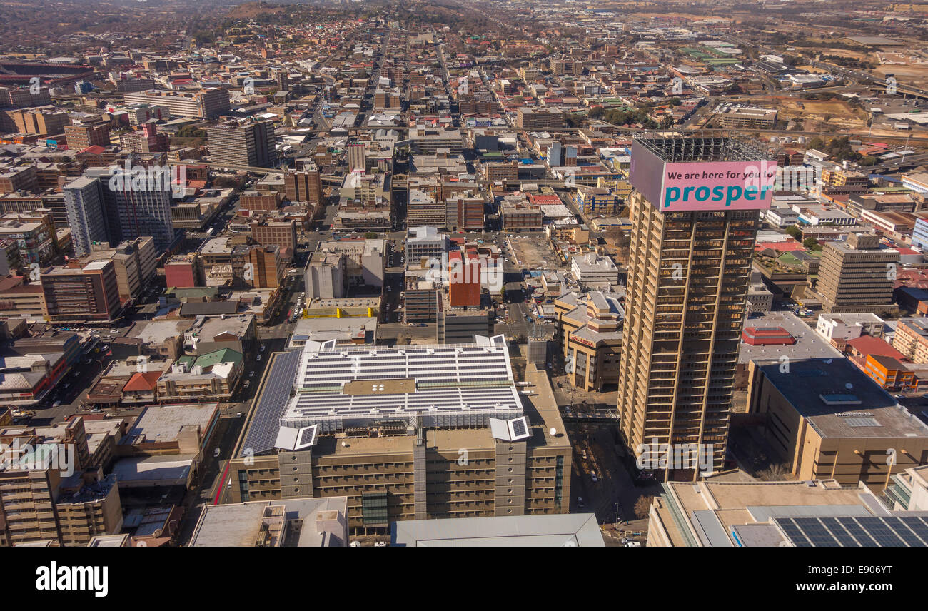 JOHANNESBURG, AFRIQUE DU SUD - gratte-ciel de Central Business District, avec lecture de panneaux : Nous sommes ici pour vous de prospérer." Banque D'Images