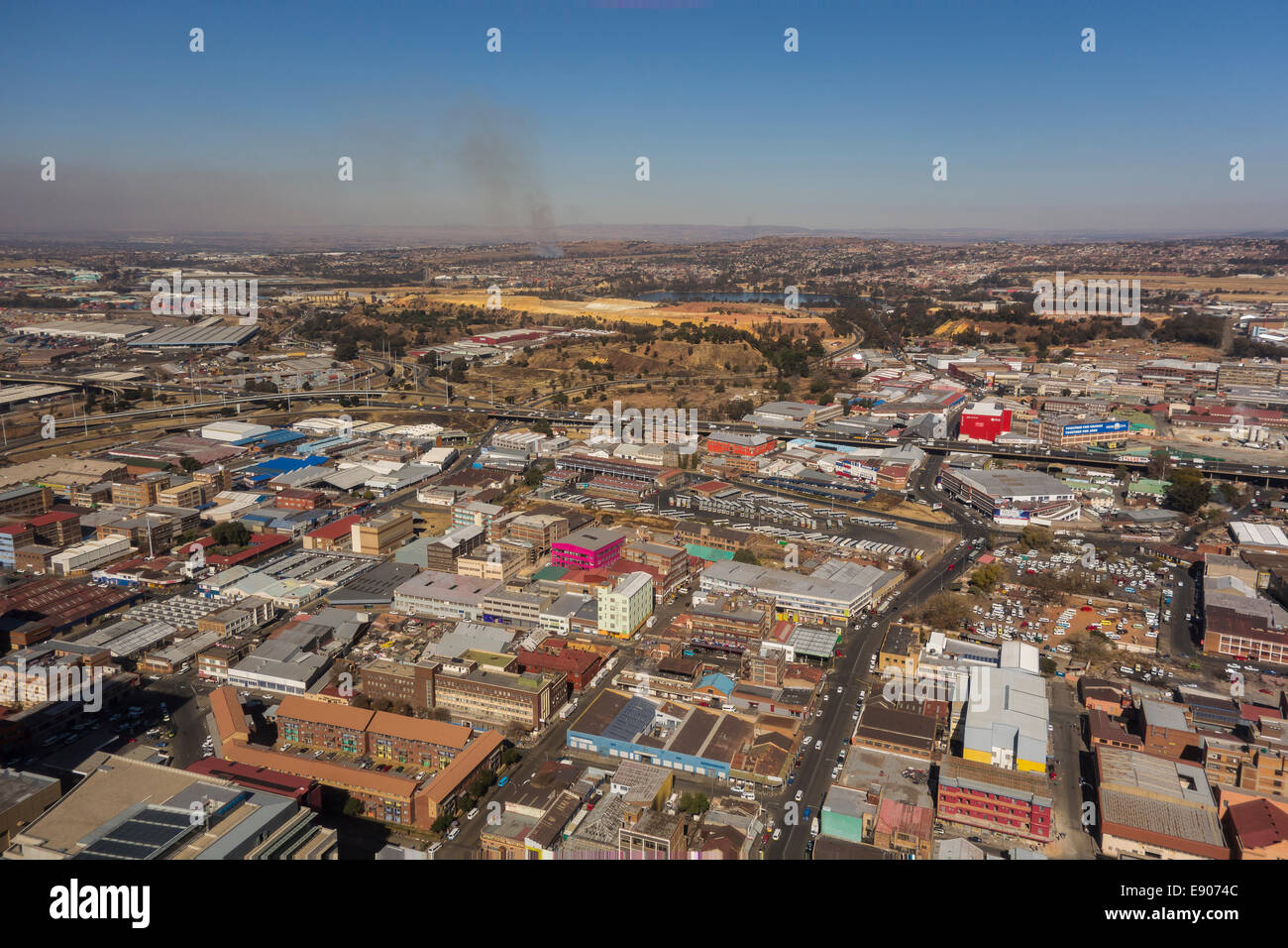 JOHANNESBURG, AFRIQUE DU SUD - Immeubles de section sud du quartier central des affaires, et des monticules de résidus de mines d'or. Banque D'Images
