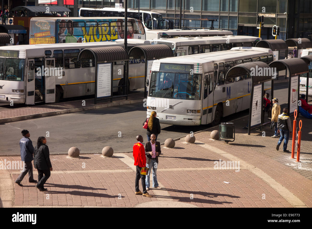 JOHANNESBURG, AFRIQUE DU SUD - Les gens et les bâtiments dans Gandhi Square, au centre-ville centre-ville. Banque D'Images