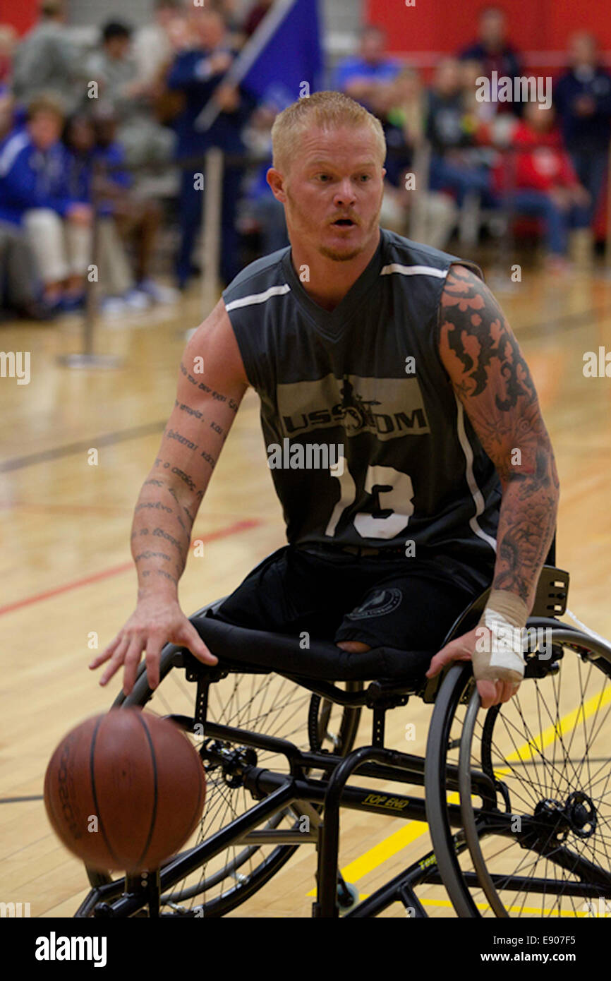 Corps des Marines à la retraite Le Cpl. Justin Gaertner joue avec le U.S. Special Operations Command équipe de basket-ball en fauteuil roulant contre l'équipe de la Force aérienne pendant les 2014 Jeux de guerrier à Colorado Springs, Colorado, 30 Septembre, 2014. Le guerrier est un Jeux ev Banque D'Images