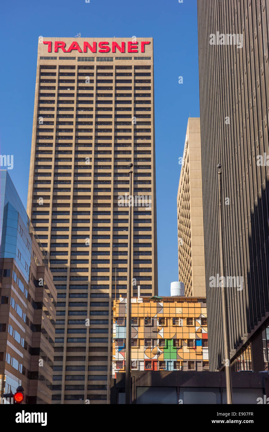 JOHANNESBURG, AFRIQUE DU SUD - Fanuel Motsepe's peintes de couleurs vives, angle des rues Fox et Von Brandis, le centre-ville. Banque D'Images