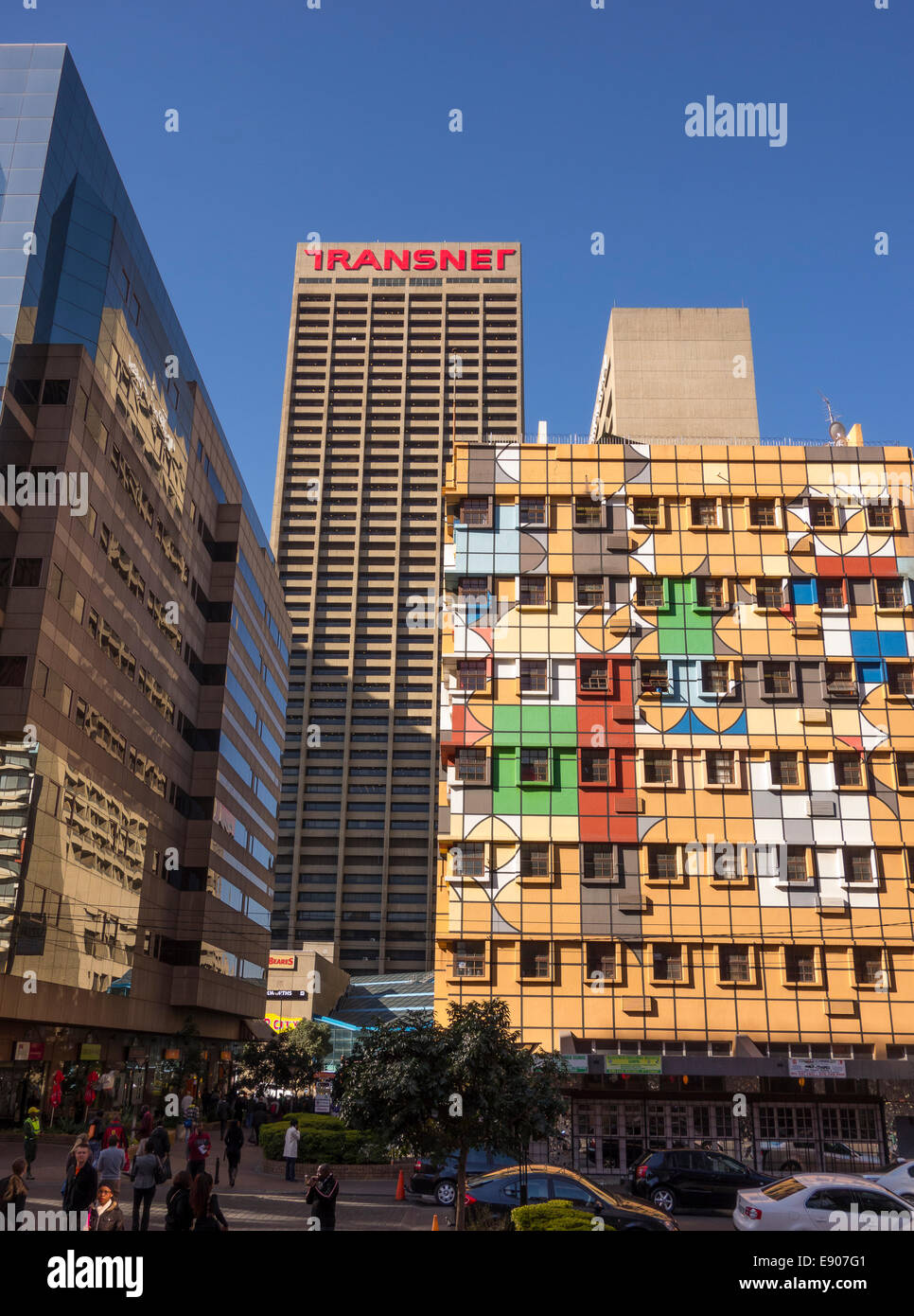 JOHANNESBURG, AFRIQUE DU SUD - Fanuel Motsepe's peintes de couleurs vives, angle des rues Fox et Von Brandis, le centre-ville. Banque D'Images