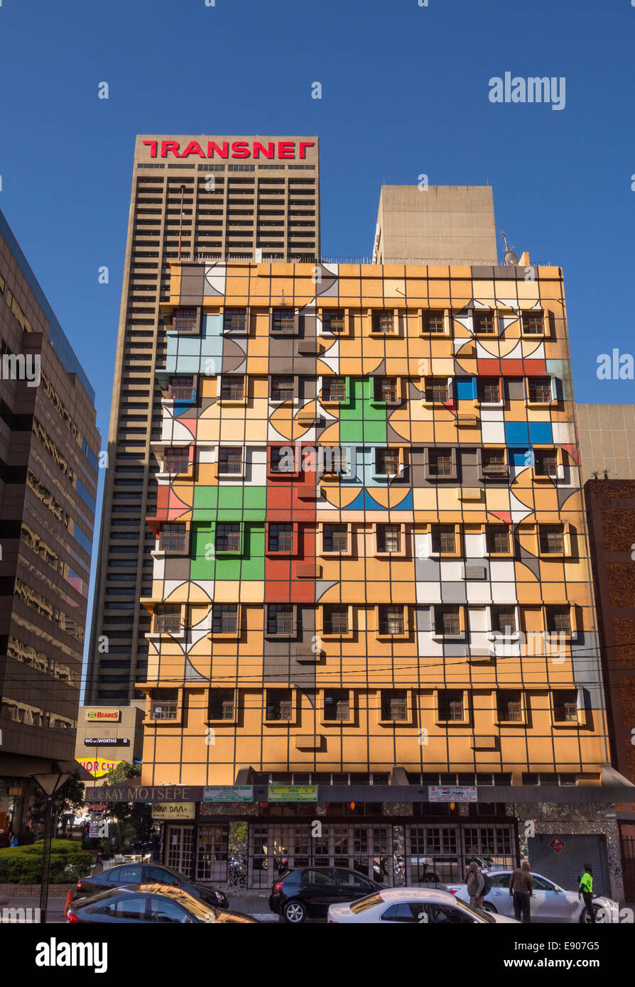 JOHANNESBURG, AFRIQUE DU SUD - Fanuel Motsepe's peintes de couleurs vives, angle des rues Fox et Von Brandis, le centre-ville. Banque D'Images