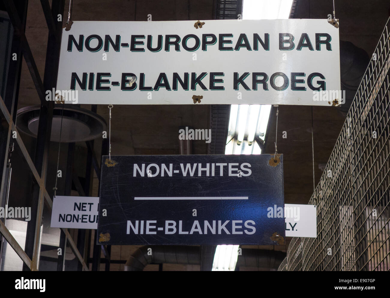 JOHANNESBURG, AFRIQUE DU SUD - noir blanc historique des signes d'isolement à la Musée de l'apartheid. Banque D'Images