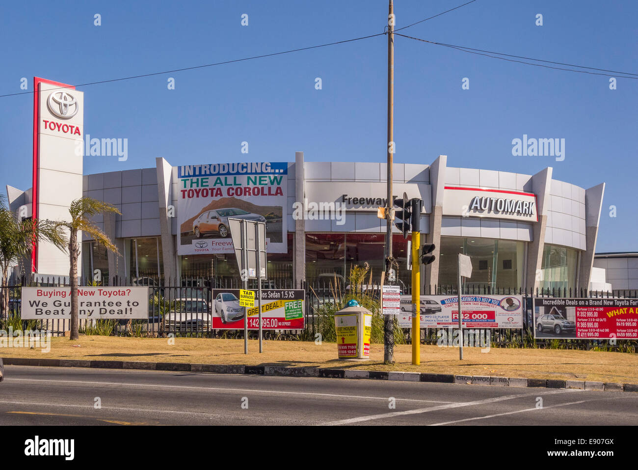 JOHANNESBURG, AFRIQUE DU SUD - concessionnaire Toyota, sur la route du houppier. Banque D'Images