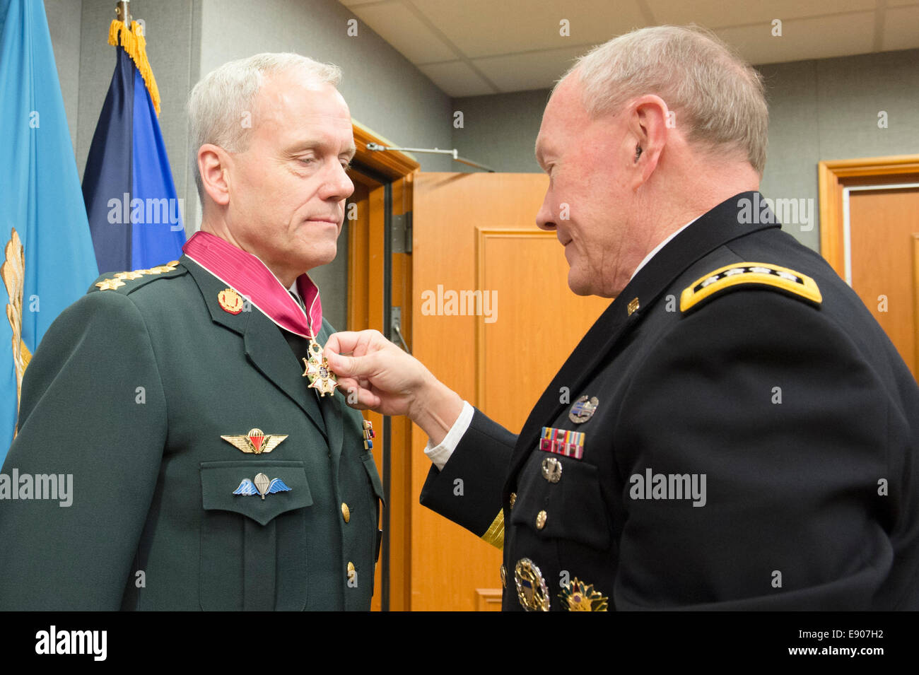 Président du Comité des chefs d'état-major de l'armée américaine le général Martin E. Dempsey, droite, présente une médaille de la Légion du Mérite au Président du Comité militaire de l'OTAN Le général de l'armée danois Knud Bartels au Pentagone à Arlington, en Virginie, le 2 octobre 2014. Banque D'Images