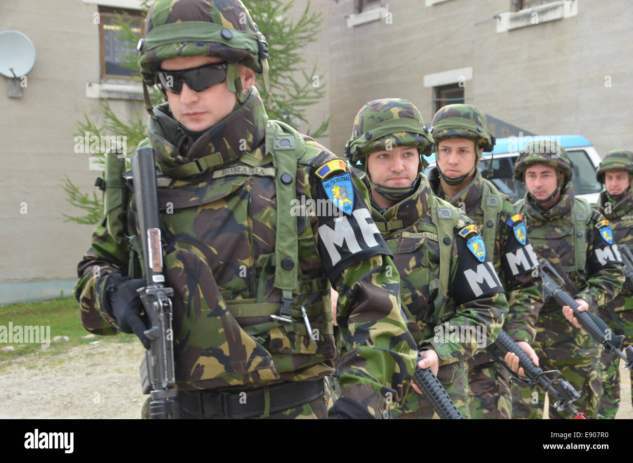 Soldats roumains avec le 265e Bataillon de la Police militaire à l'avance sur un objectif tout en menant une opération de bouclage et de ratissage au cours de la Force pour le Kosovo (KFOR) 19 Exercice de répétition de mission au Centre de préparation interarmées multinationale à Hohenfels, Allemagne, O Banque D'Images
