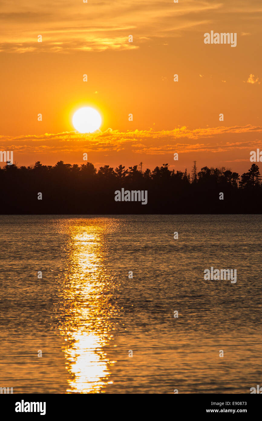 Soirée coucher de soleil sur l'eau dans la région de Northwoods Michigan. Banque D'Images