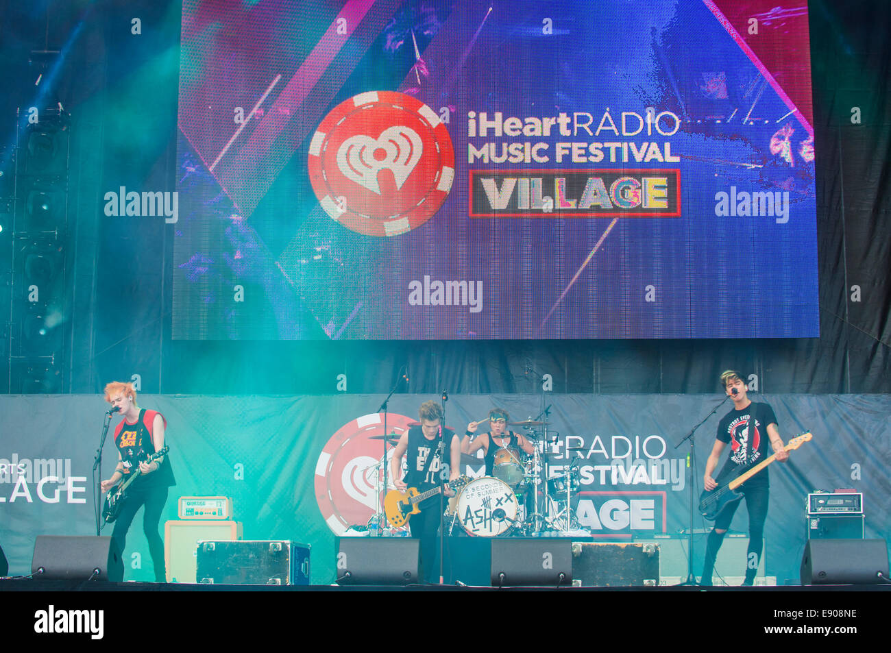 Rock Band 5 secondes de l'été joue sur la scène au iHeartRadio Music Festival 2014 Village de Las Vegas. Banque D'Images