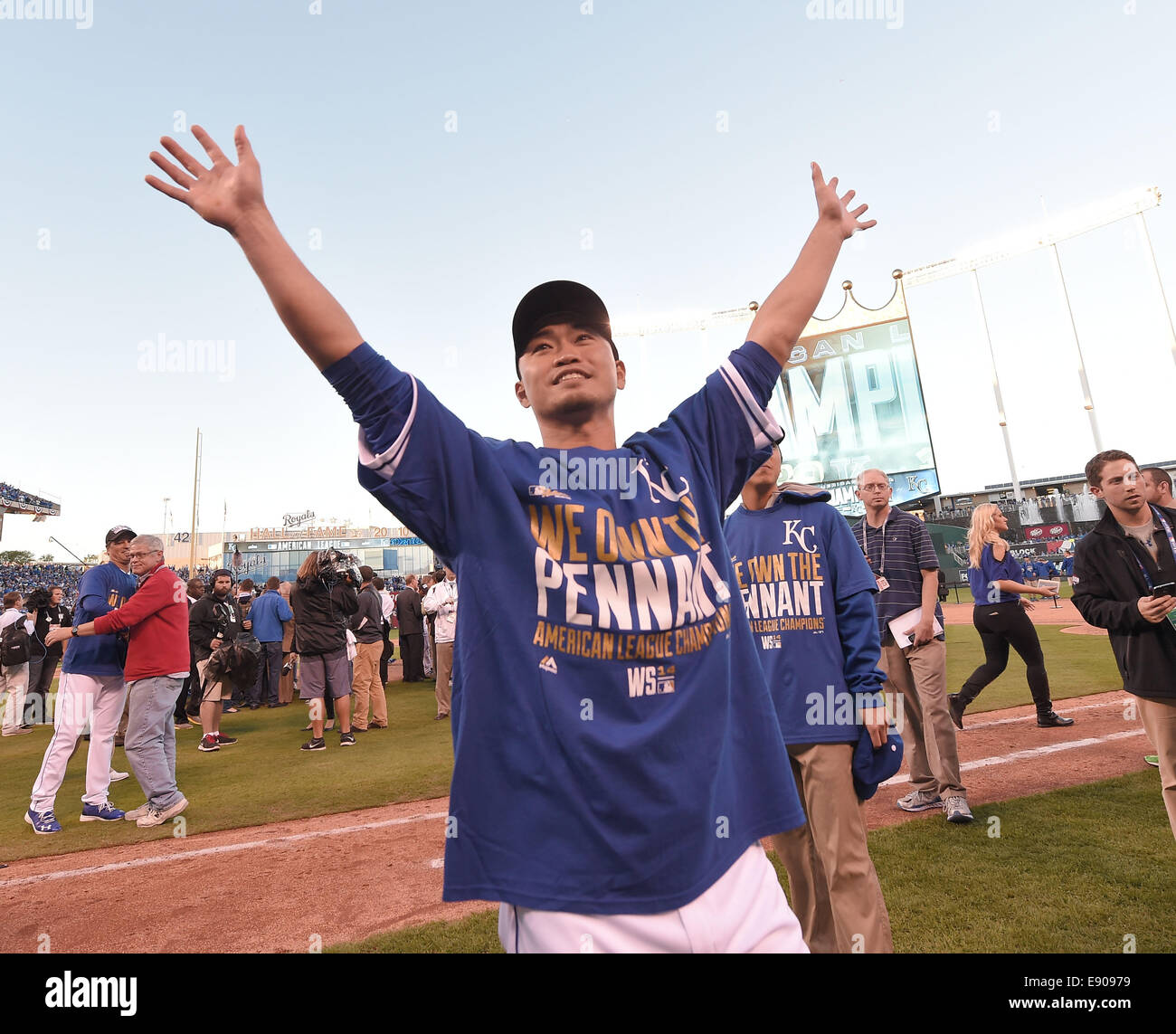 Kansas City, Missouri, États-Unis. 15 Oct, 2014. Norichika Aoki (Royals) MLB : Norichika Aoki des Royals de Kansas City célèbre après avoir remporté la Ligue américaine en Ligue Majeure de Baseball championnat de série Jeu 4 à Kauffman Stadium à Kansas City, Missouri, USA . © AFLO/Alamy Live News Banque D'Images