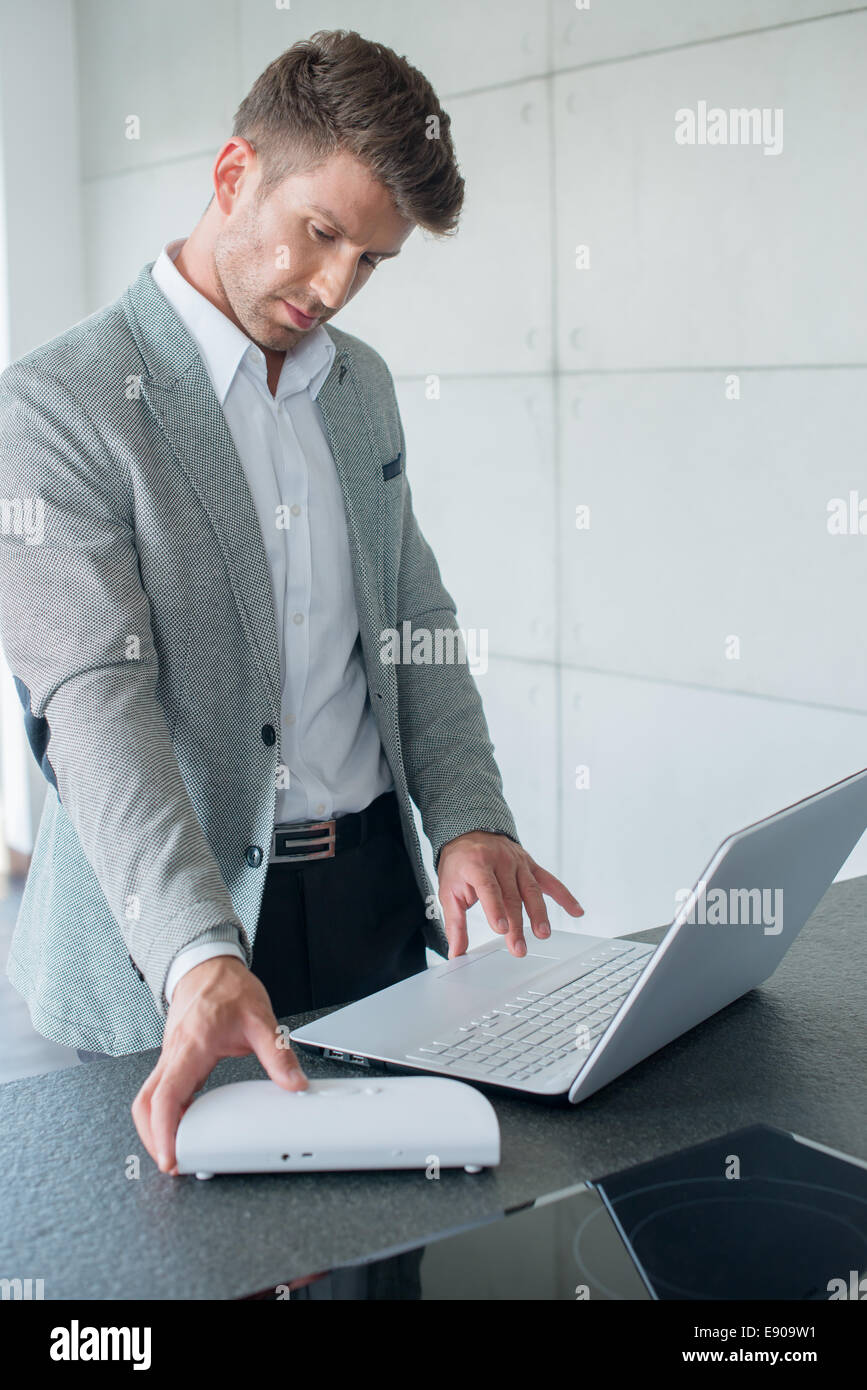 Classy businessman working on a laptop Banque D'Images