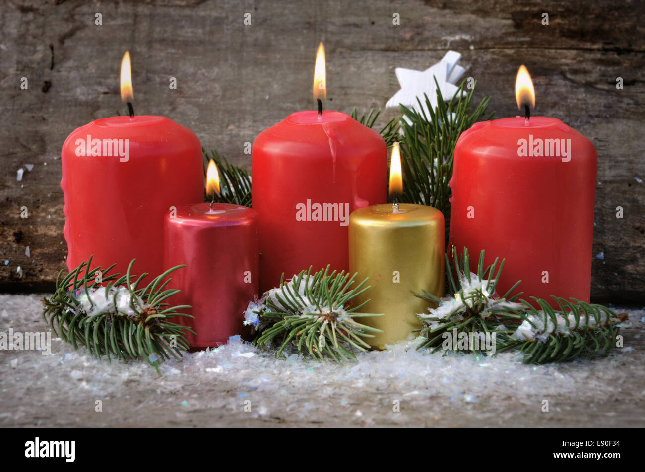 Le rouge et l'or des bougies dans un décor de Noël sur fond de bois Banque D'Images