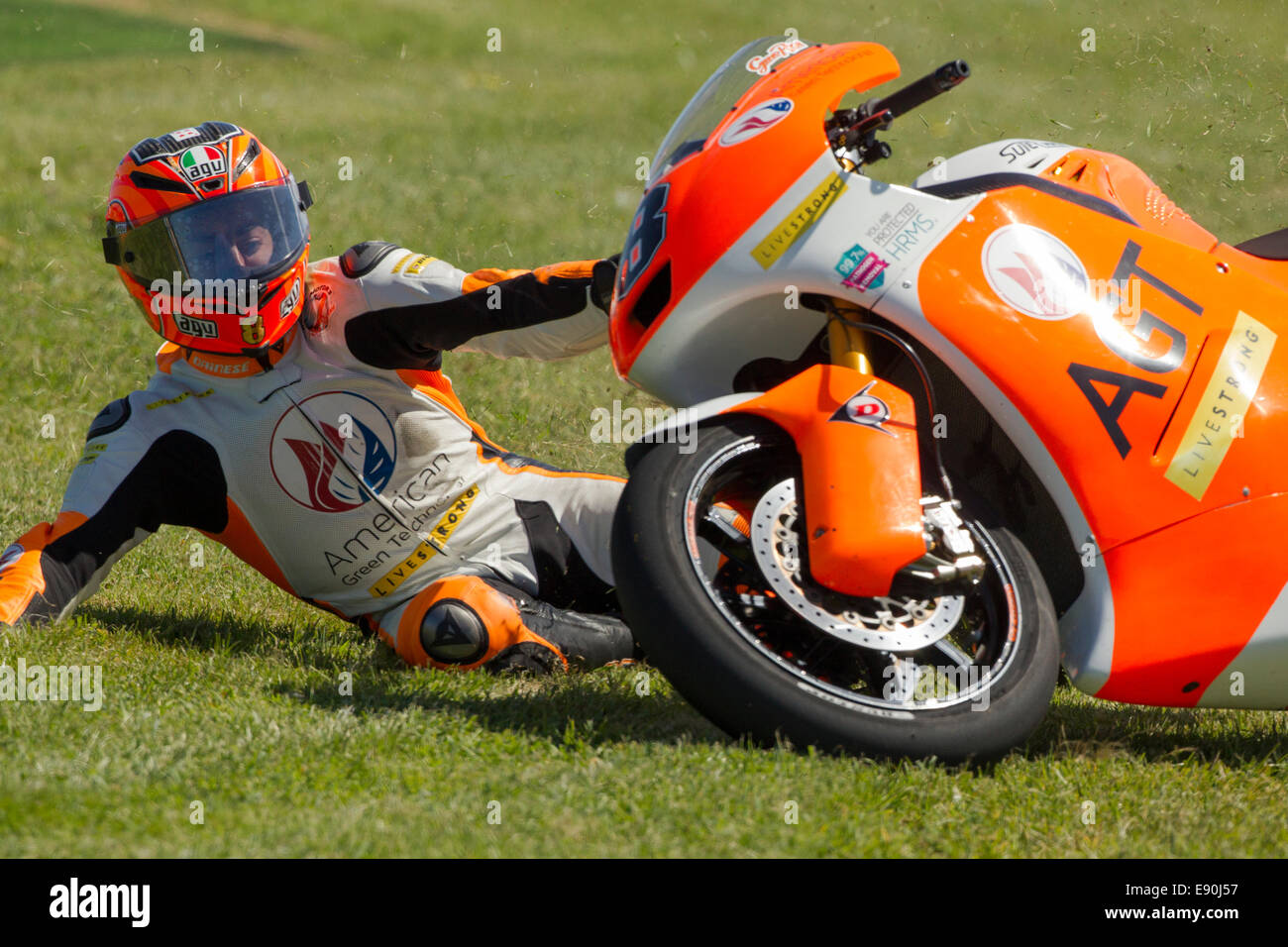 Phillip Island, Australie. 17 octobre, 2014. Cavalier britannique Gino Rea  s'écrase durant la première session d'essais de la catégorie Moto2. Rea,  école pour AGT Rea Racing Moto2 Team n'a pas été blessé.