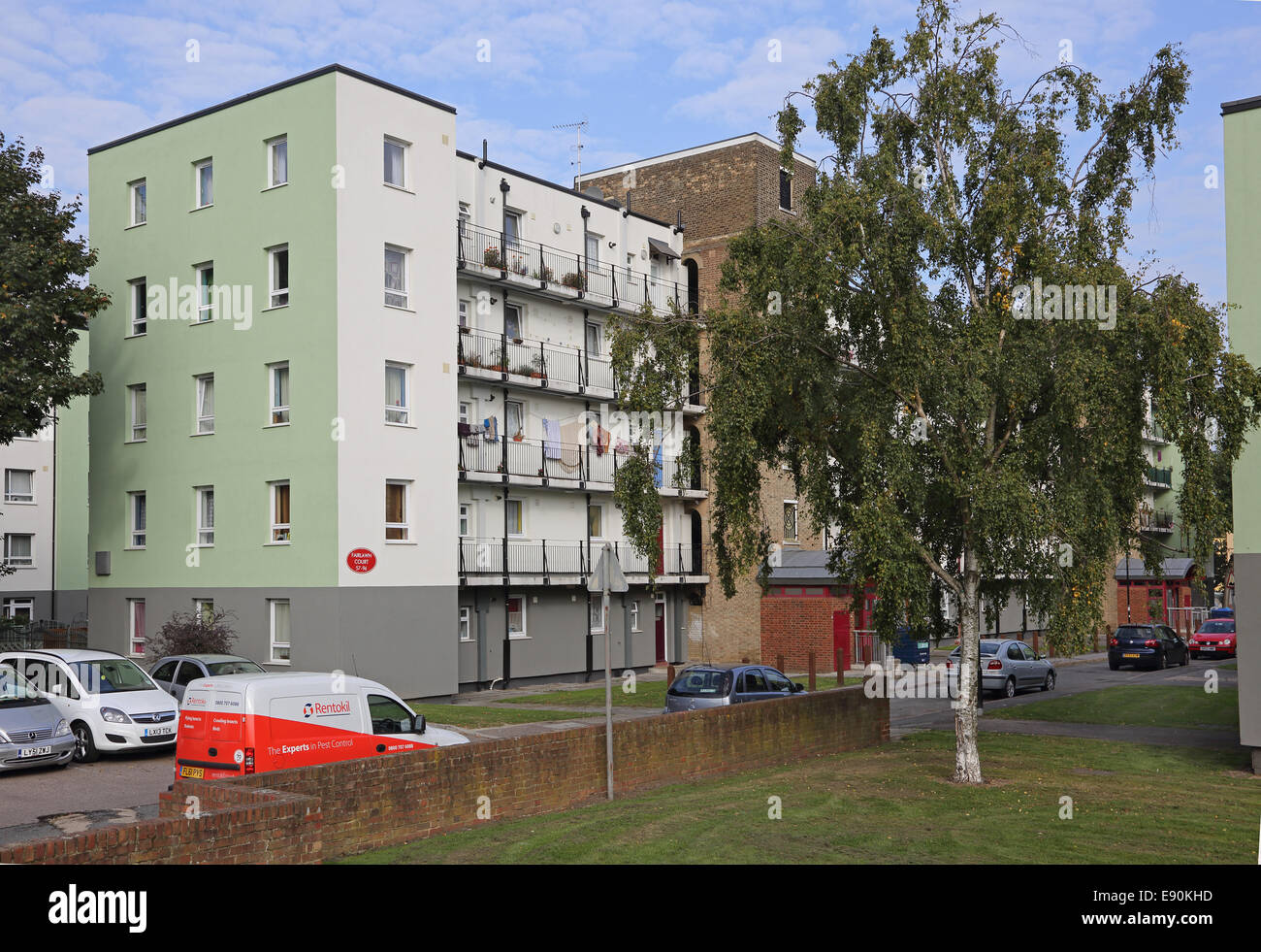 Un hôtel récemment rénové sur un bloc au sud London Council estate montrant entrée sécurisée, tour d'escalier et d'un balcon d'accès Banque D'Images