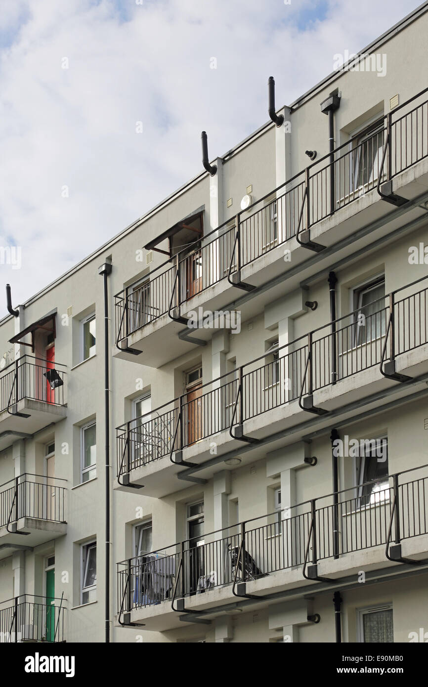 Balcons accès sur un bloc récemment rénové sur un sud London Council estate Banque D'Images