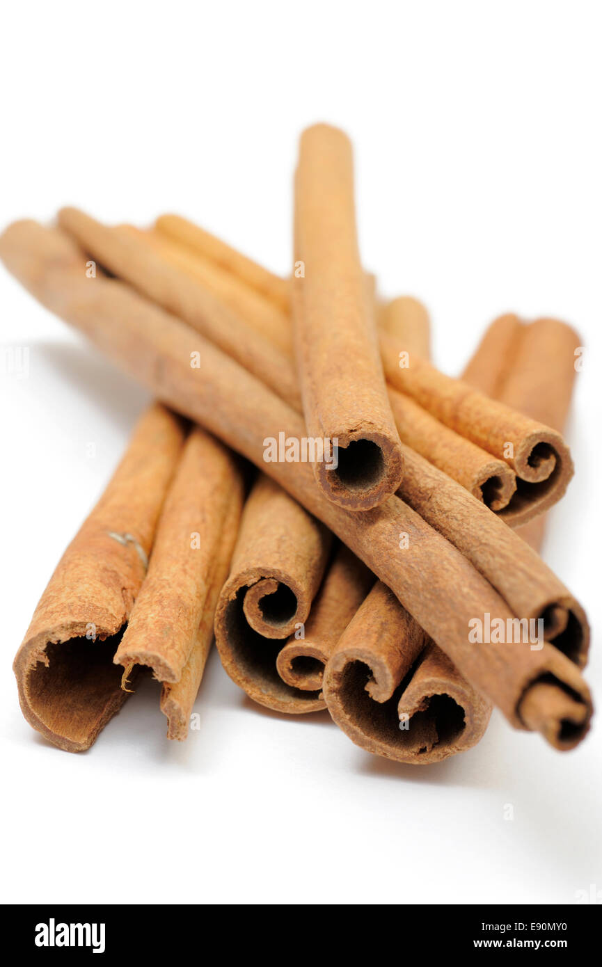 Tas de bâtons de cannelle sur fond blanc Banque D'Images