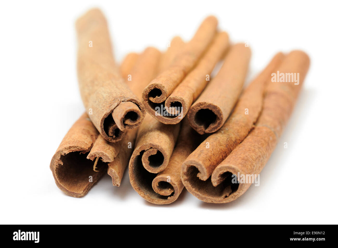 Tas de bâtons de cannelle sur fond blanc Banque D'Images