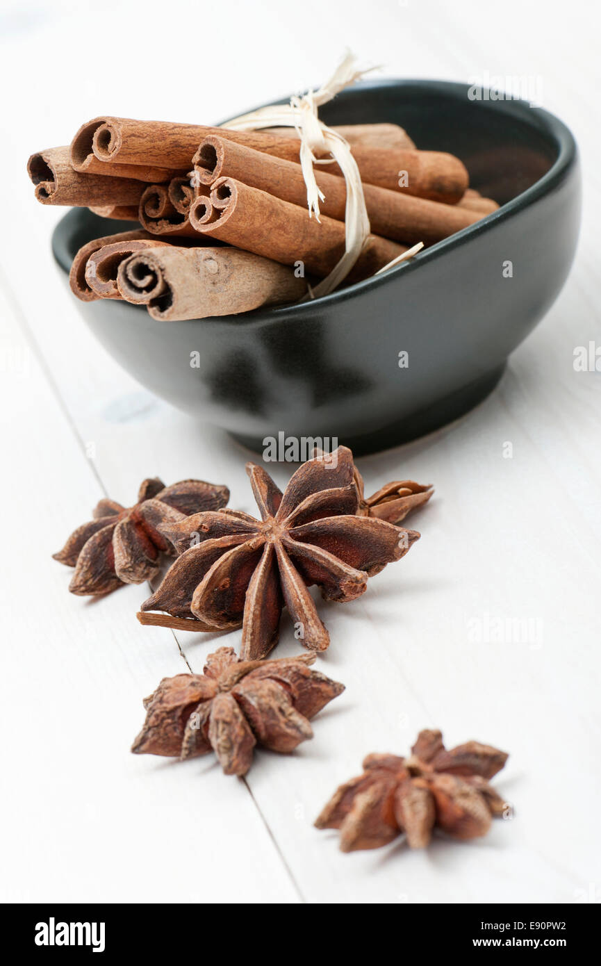 Des bâtons de cannelle avec de l'anis étoile, sur table en bois Banque D'Images