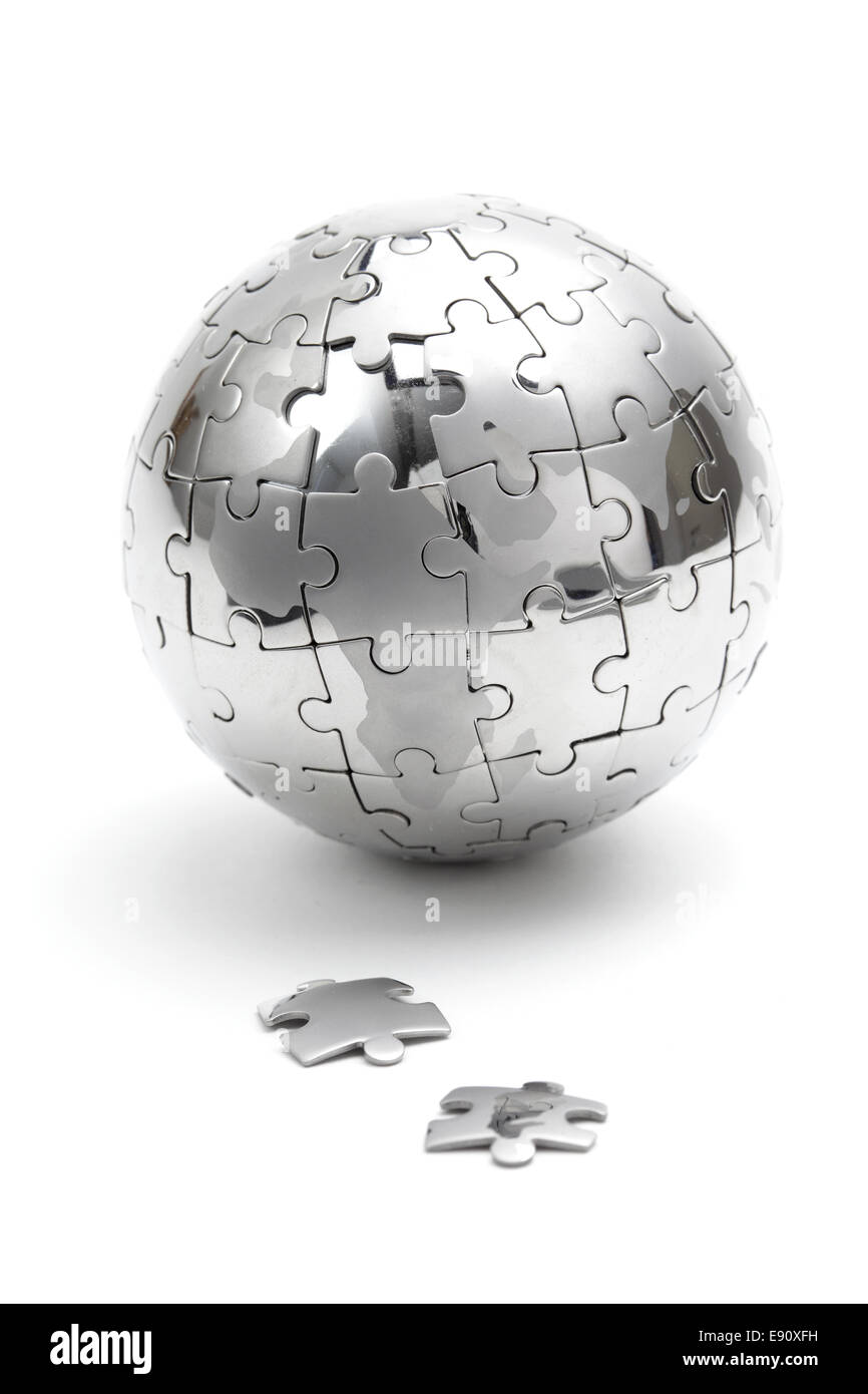 Puzzle globe métallique isolé sur fond blanc Banque D'Images