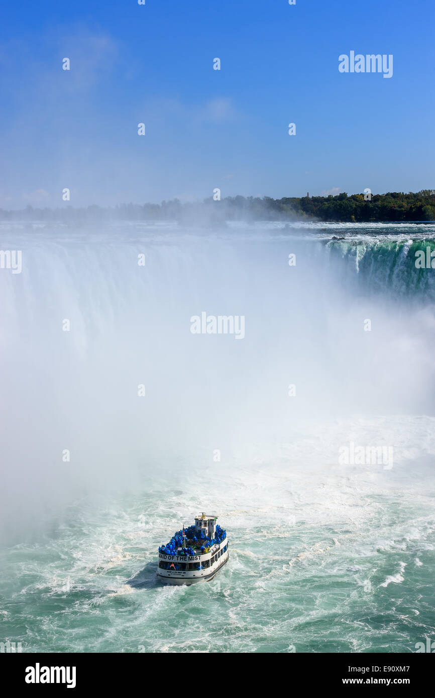 Le Maid of the Mist chargé avec des touristes de la chute en fer à cheval, partie de la région de Niagara Falls, Ontario, Canada. Banque D'Images