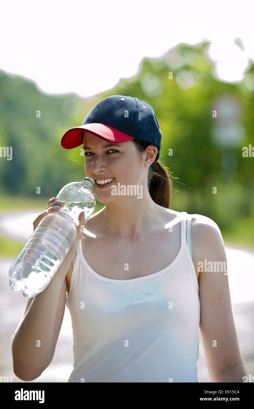 Boire de l'eau après le sport Banque D'Images