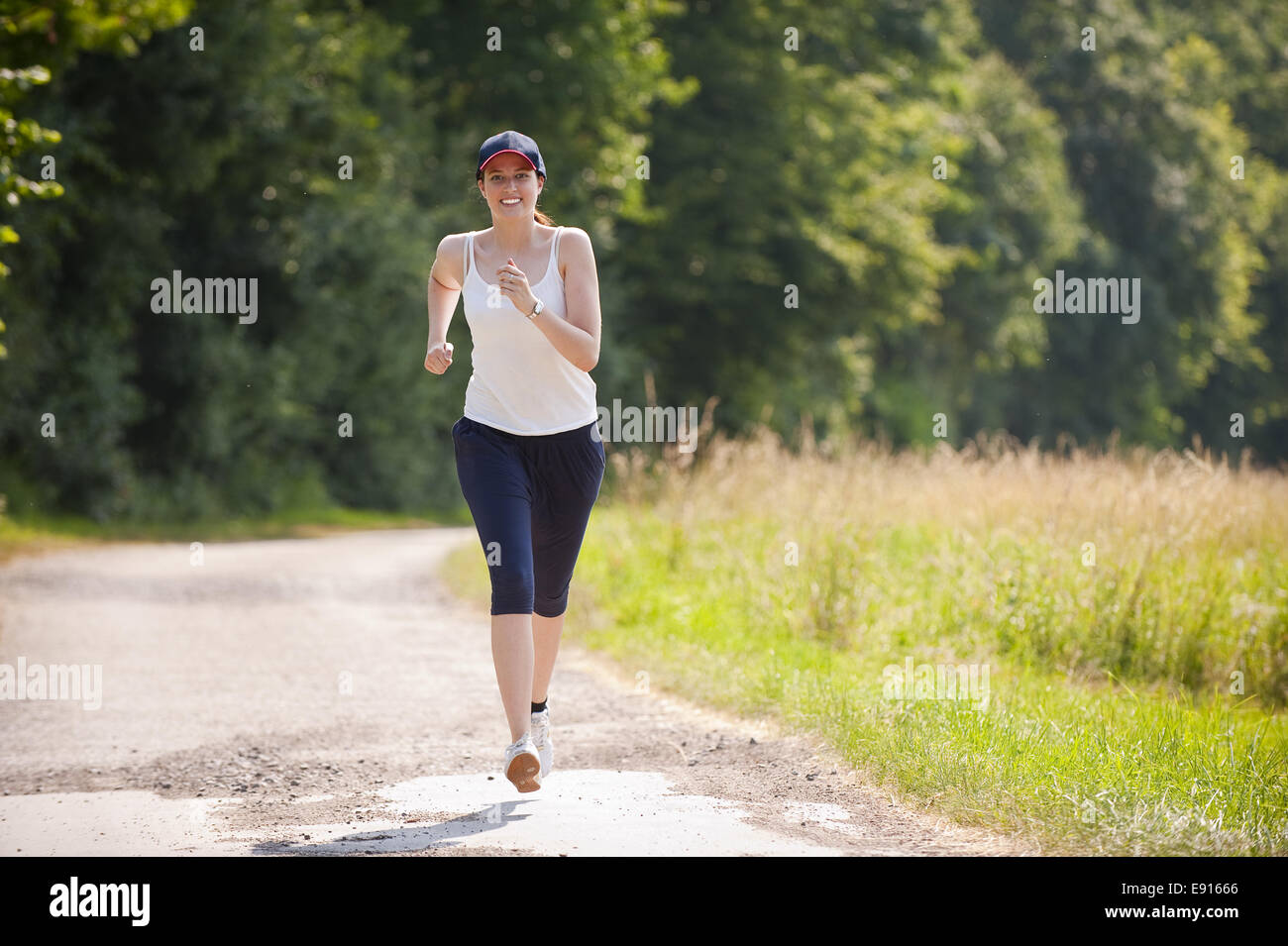 Jolie femme dans le jogging Banque D'Images
