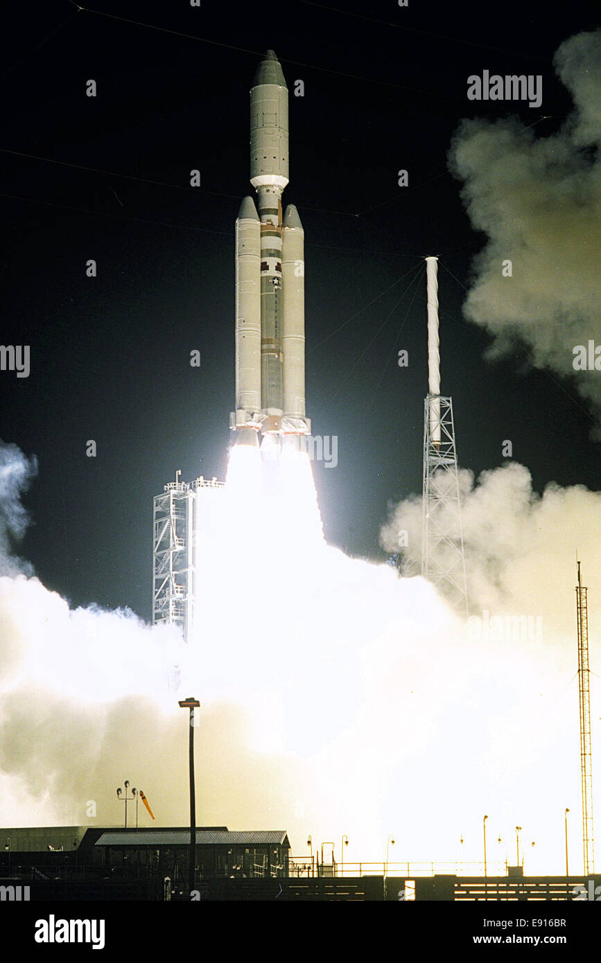 (15 octobre 1997) Un voyage de sept ans à la planète Saturne commence avec le décollage d'un Titan IVB/Centaur transportant l'orbiteur Cassini et la sonde Huygens de l'attaché. Lancement a eu lieu à 16 h 43 HAE, le 15 octobre 1997 à partir de 40 sur l'ensemble de lancement de Cape Canaveral Air Station. Après un voyage de 2,2 milliards de dollars, qui comprendra deux swing les garages de Vénus et de la Terre à une vitesse supplémentaire de gain, les deux étages de hauteur permettra de parvenir à Saturne en juillet 2004. L'orbiteur fera le tour de la planète pendant quatre ans, son effectif de 12 instruments scientifiques de la collecte de données sur l'état initial de Saturne Banque D'Images