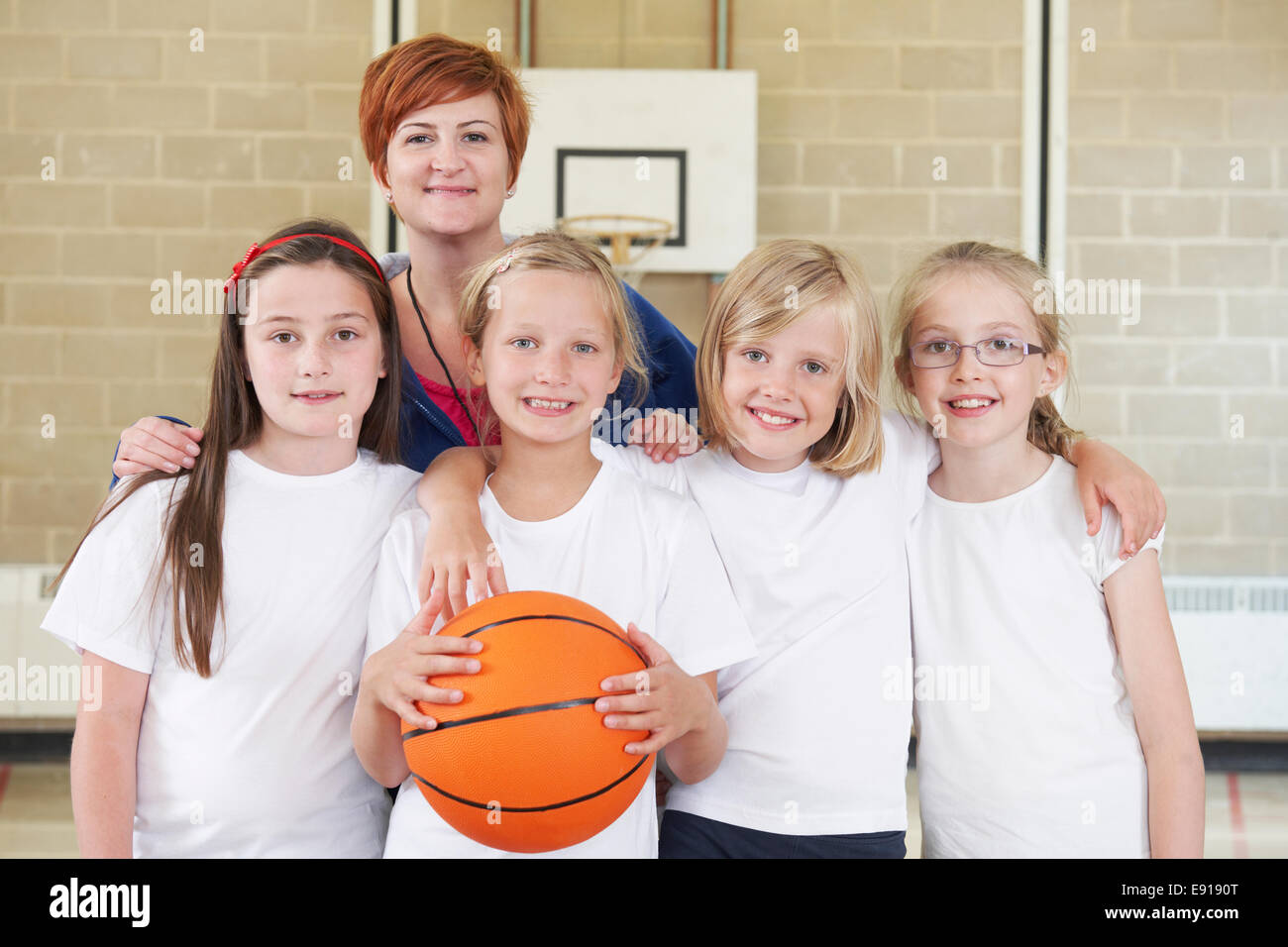Avec l'enseignant de l'école de filles de l'équipe de basket-ball Banque D'Images
