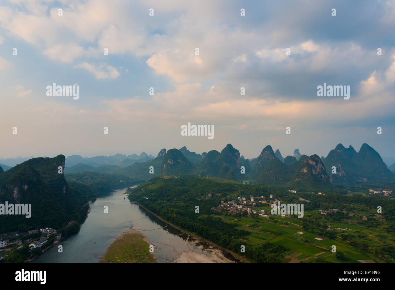 Vue aérienne des formations karstiques de Yangshuo Banque D'Images