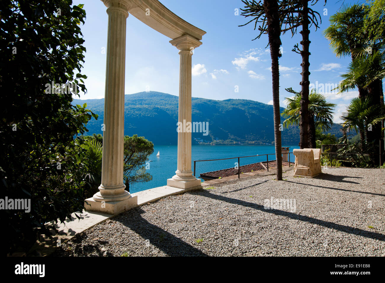 Dans le jardin, vue sur le lac de Lugano Banque D'Images